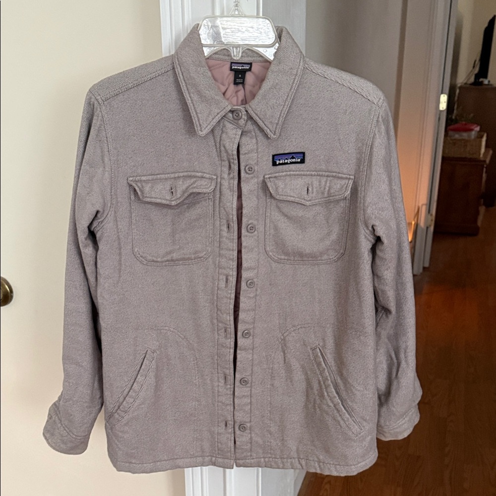 Patagonia Insulated Grey/Mauve Shacket. Super Warm & Comfy w/lots of pockets!